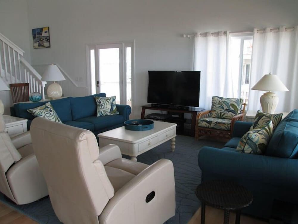 Фото 446 Tarpon Blvd