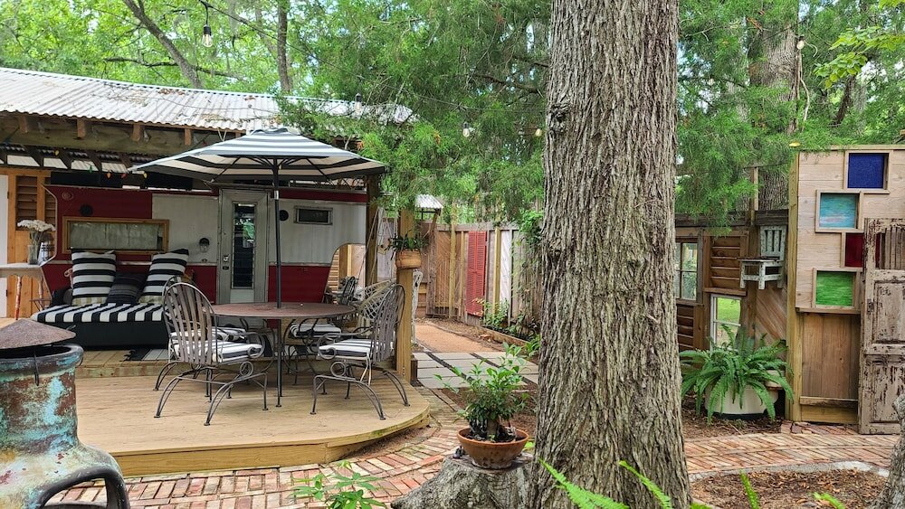 Фото Cedar Oaks Inn The Bath House