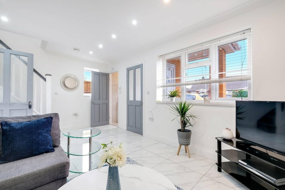 Фото 3 Bedroom House with Parking in Windsor