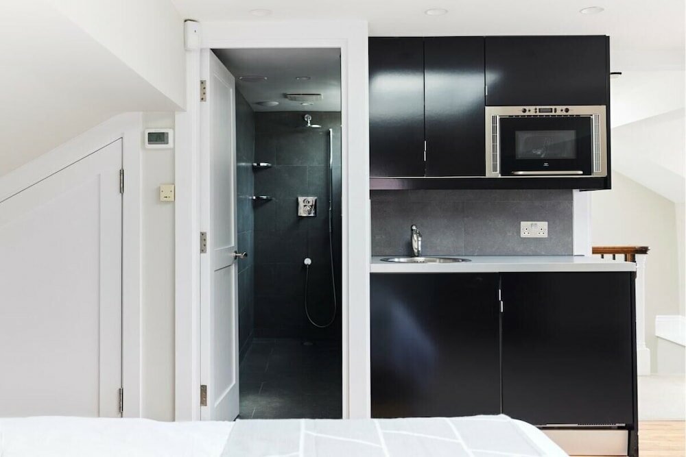 Фото The Chelsea Escape - Spacious 5bdr Flat With Garden