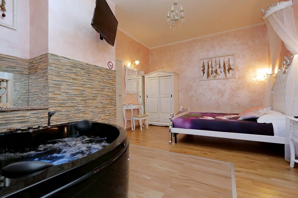 Фото Chilling Hot Tub Suite