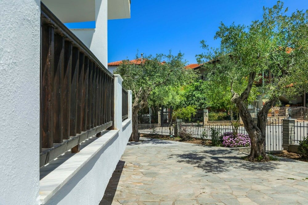 Фото Eleon Suites & Apartments