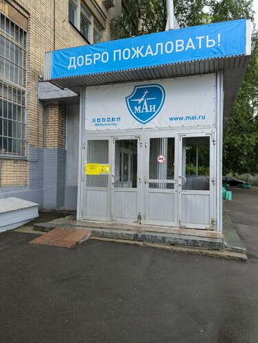 Ayolni qollarida ushlagan holda sikilib, mushukiga tiqiladi (porno)