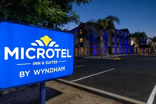 Гостиница Microtel Inn & Suites by Wyndham Tracy в Трэйси