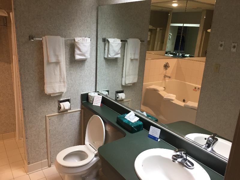 Фото Rodeway Inn & Suites