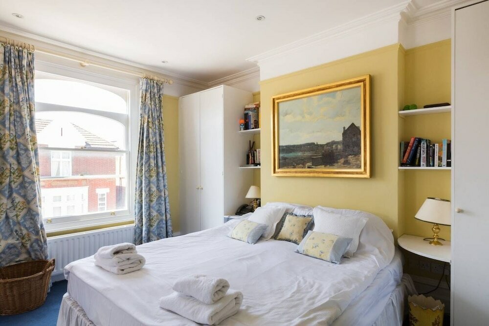 Фото Traditional 5 Bed Family Home Near theTube