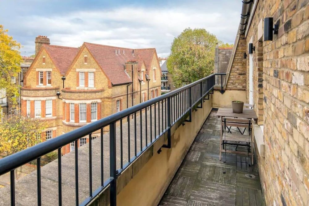 Фото Modern 1 Bedroom Barons Court Flat Lift and Balcony