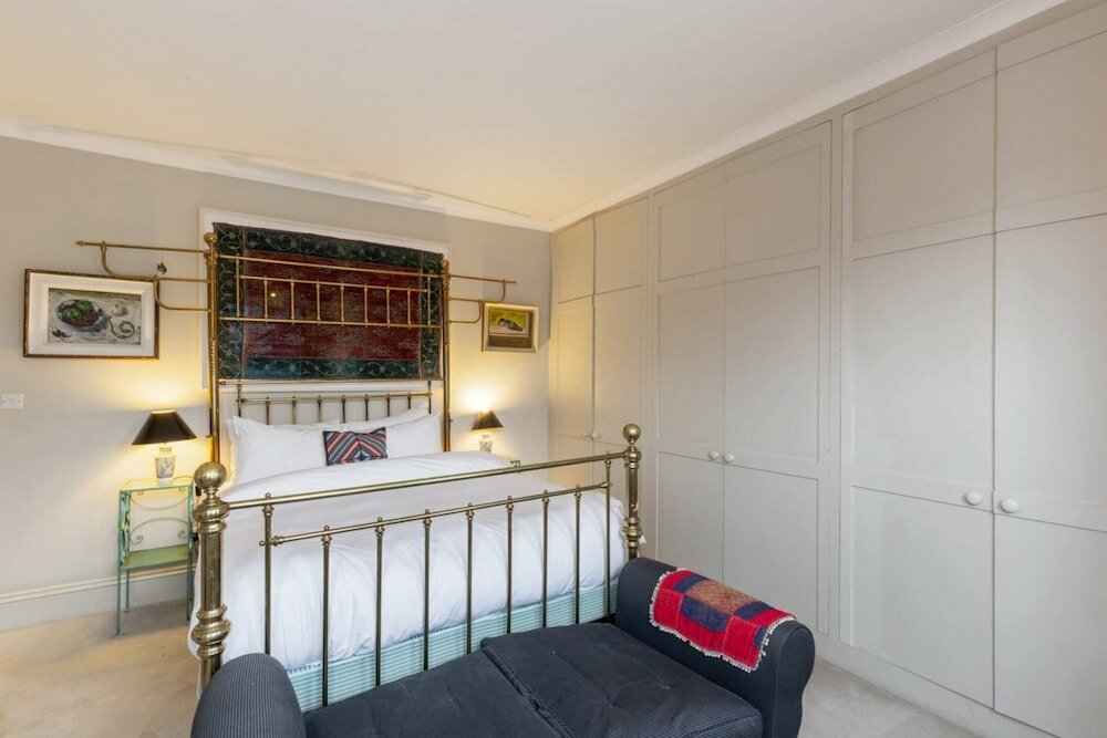 Фото Lovely 4 Bedroom House near Portobello