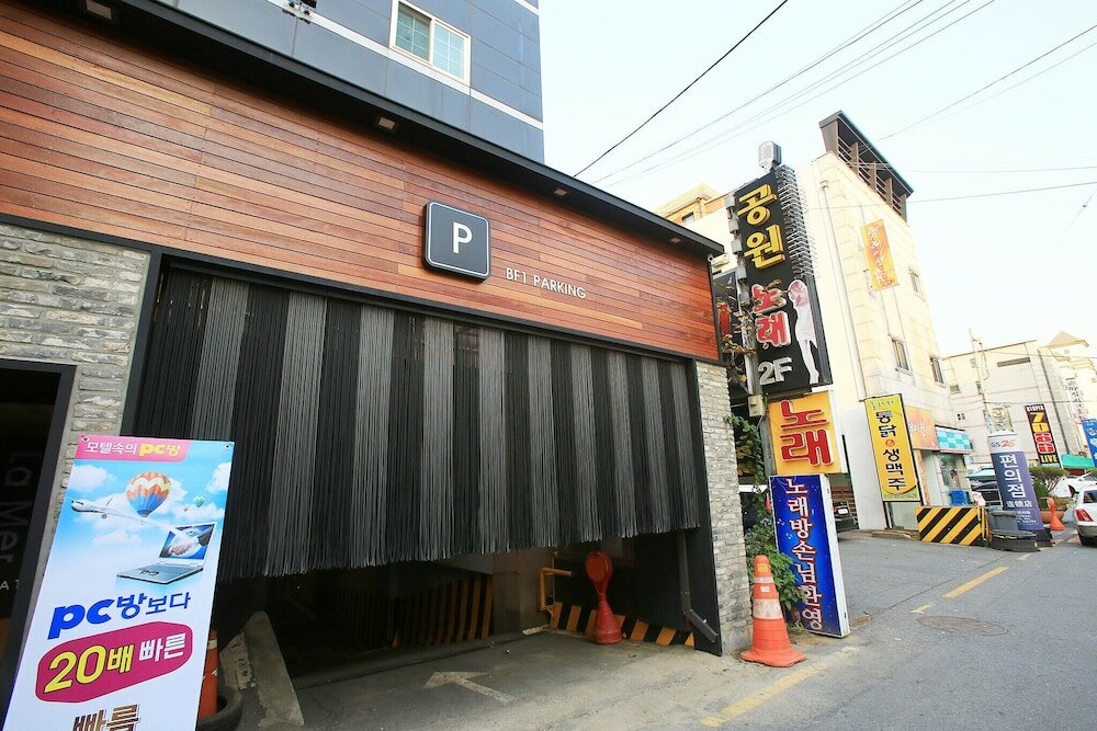 Фото Suwon City Hall Station Rose