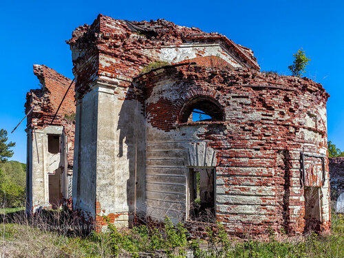 Bir qiz pornosini tomosha qilayotgan bir olomon erkaklar