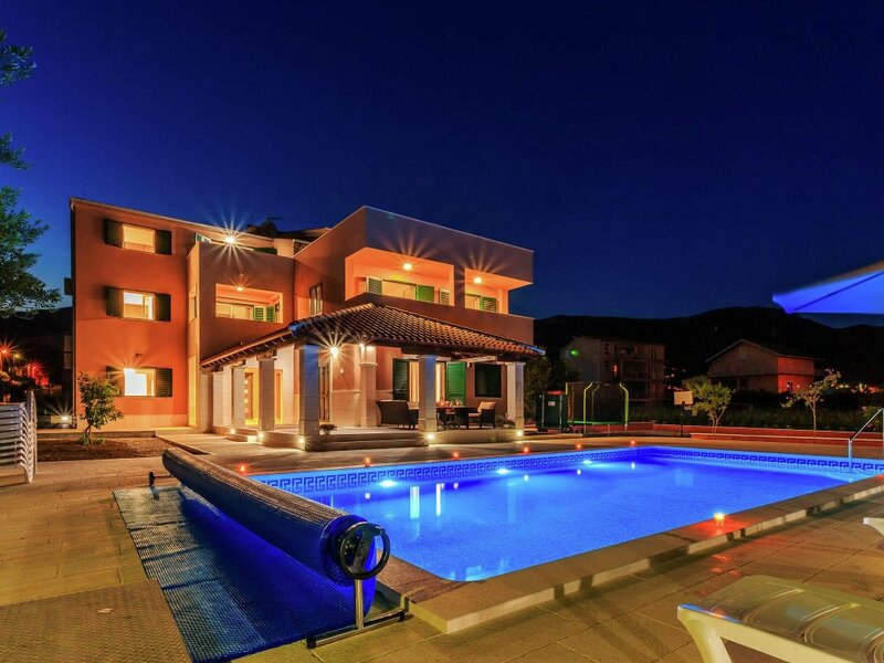 Гостиница Modern Villa in Kastel Novi With Pool