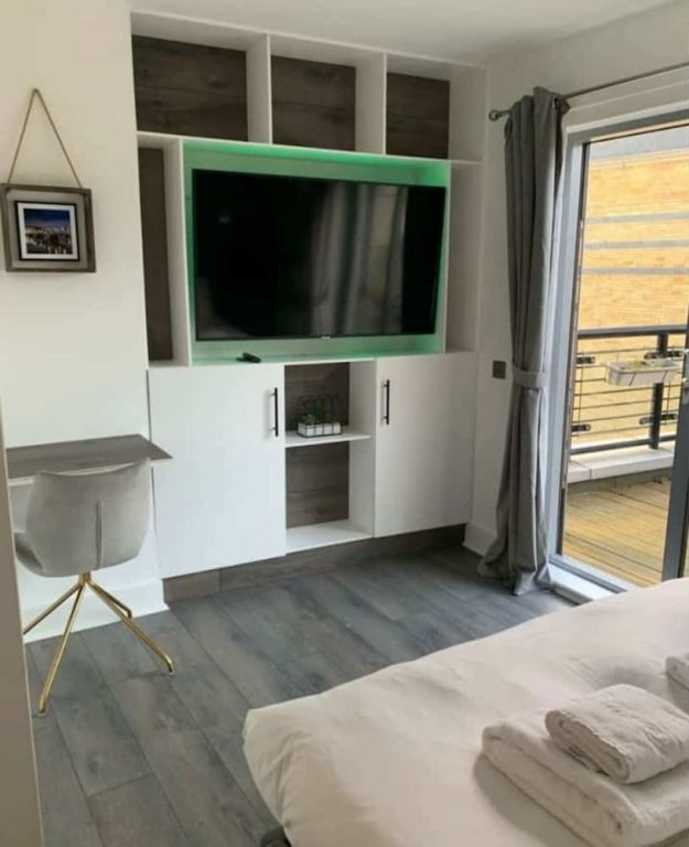 Фото Lovely 2 Bed Apartment w Balcony nr River Thames