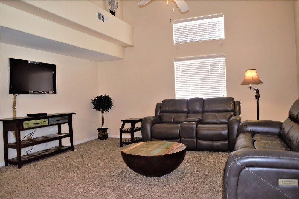 Фото Tyler and Jessica Peterson 3 Bedrooms 2 Bathrooms Condo