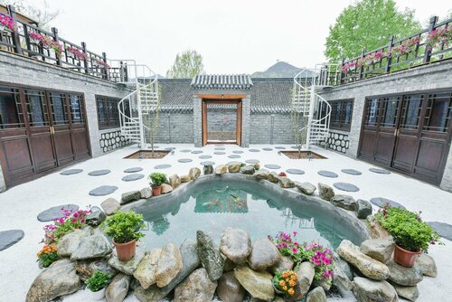 Mountain Art Courtyard