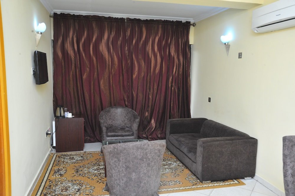 Фото Peemos Place Warri