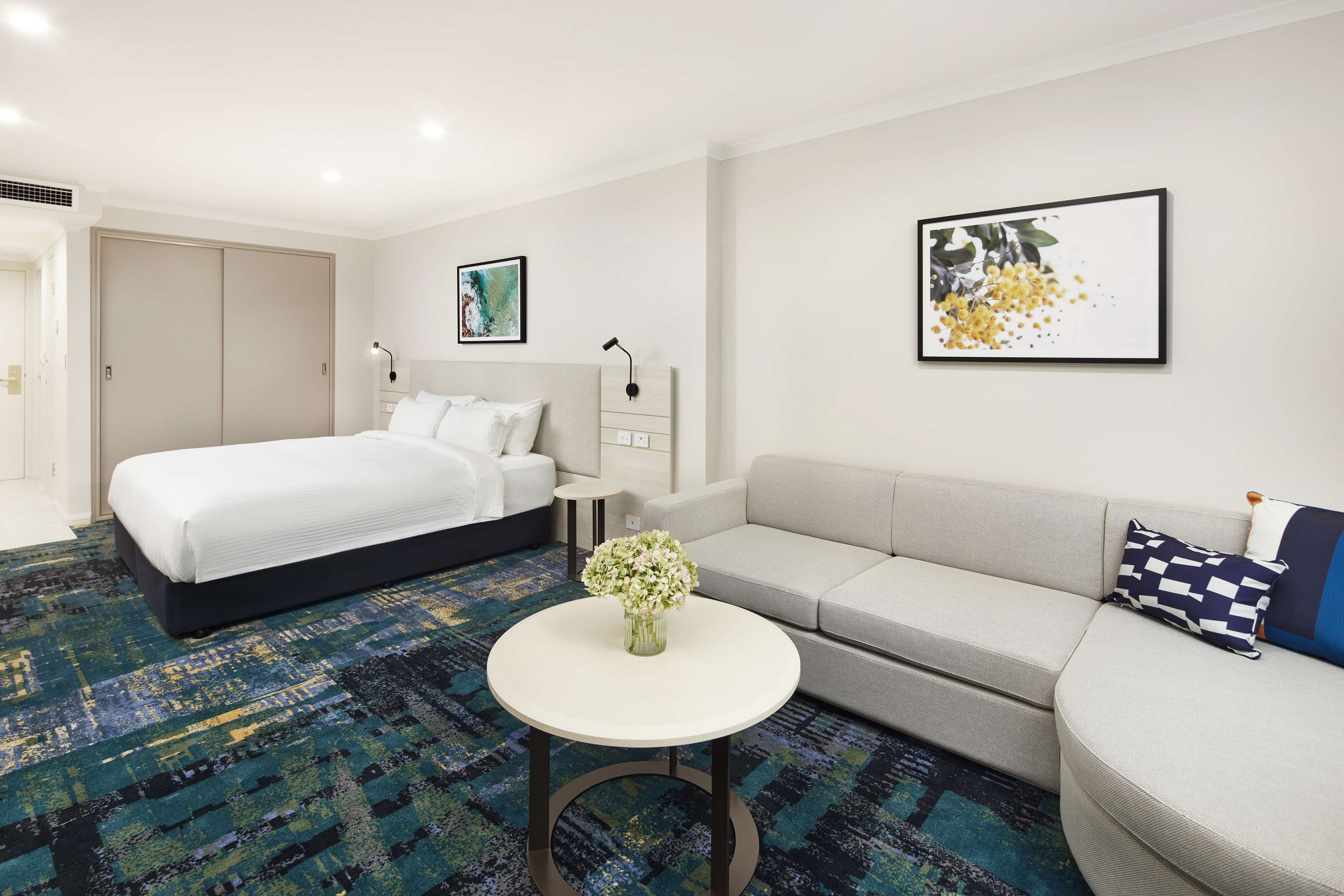 Фото Radisson Hotel & Suites