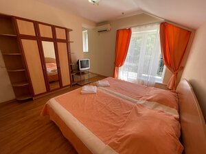 Leopol (посёлок городского типа Береговое, Кипарисная улица, 102), hotel