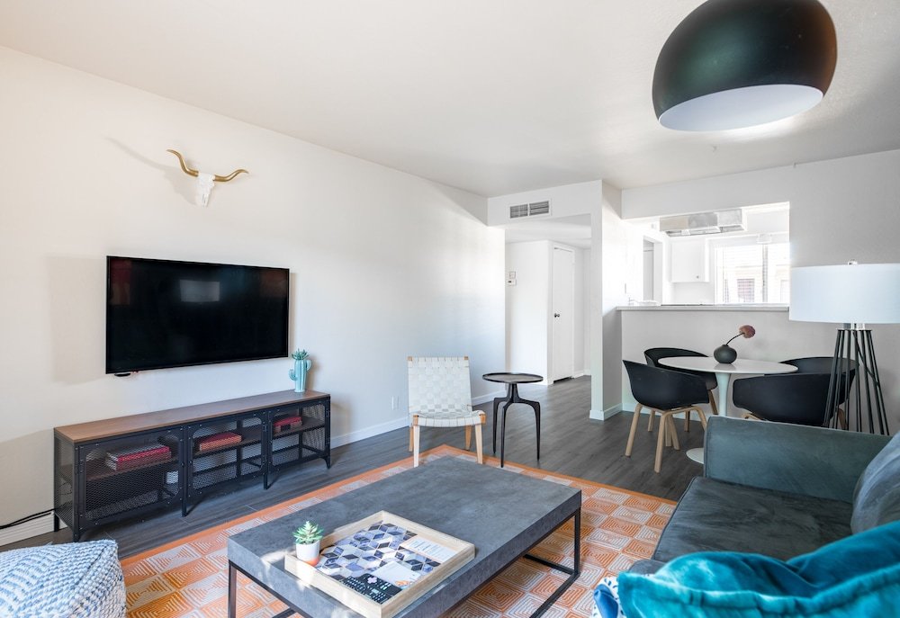 Фото Stylish 1br Apt Old Town by WanderJaunt