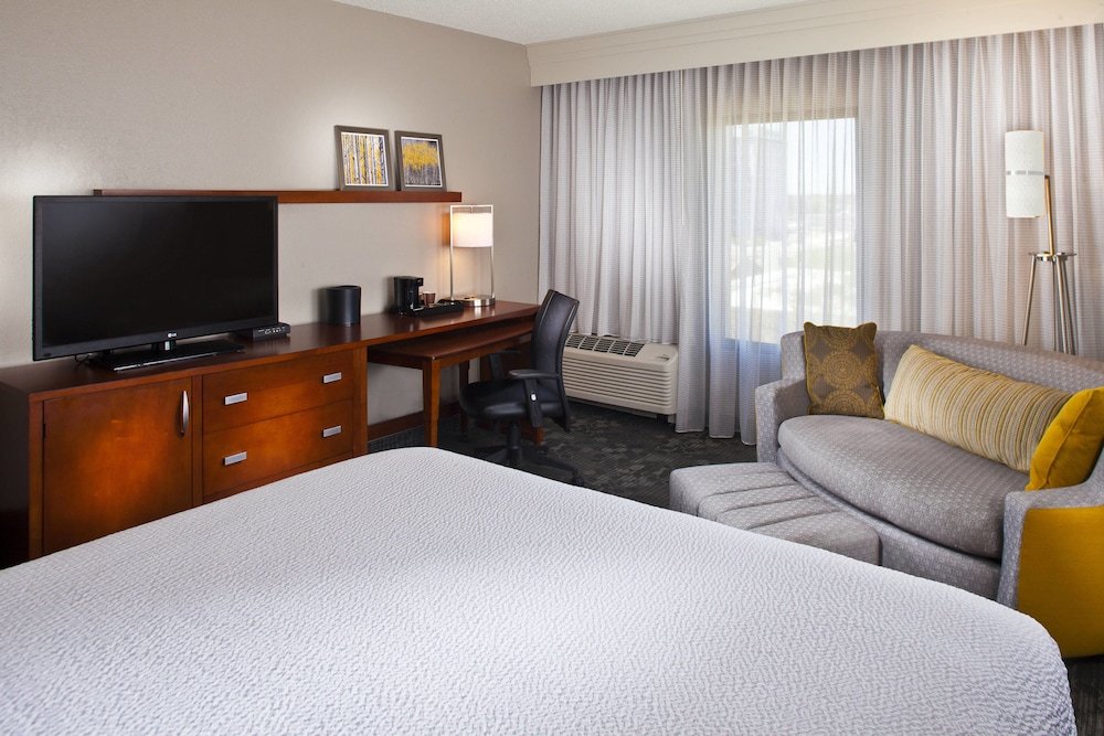 Фото Courtyard by Marriott New Orleans Metairie