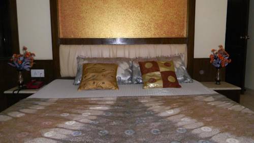 Фото Hotel Maanvi