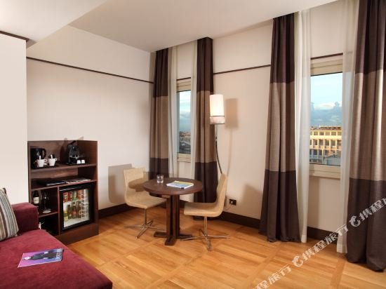 Фото The Independent Hotel