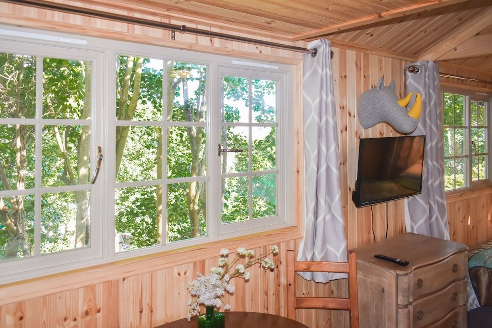 Фото Rustic Cabin Getaway in Brighton