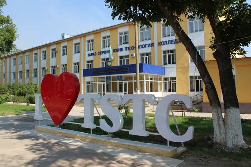 Үстел астындағы трусиктерде