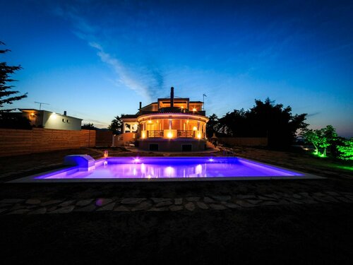 Гостиница Grand villa on top of a hill with endless bay views, private pool, south coast