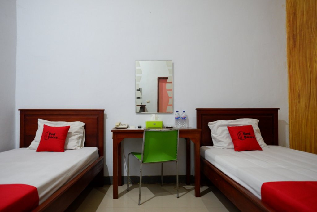 Фото RedDoorz @ Hotel Bravo Pantai Kamali Bau Bau