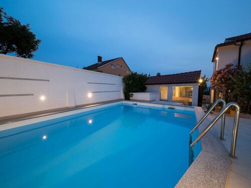 Гостиница Beautiful Home With Private Pool, Roof Terrace and Summer Kitchen в Цриквенице