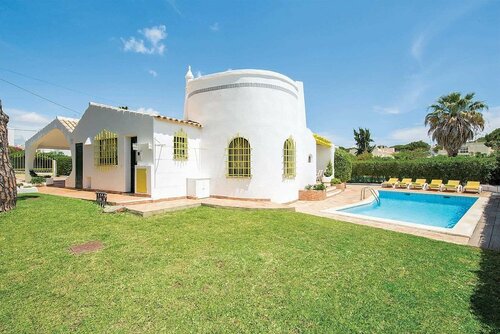 Гостиница Located on a Quiet Cul-de-sac, Just Within 1 Mile From the Centre of Vilamoura