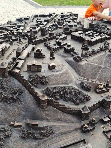 Ол күйеуін сорып алады, ал ол кончает.