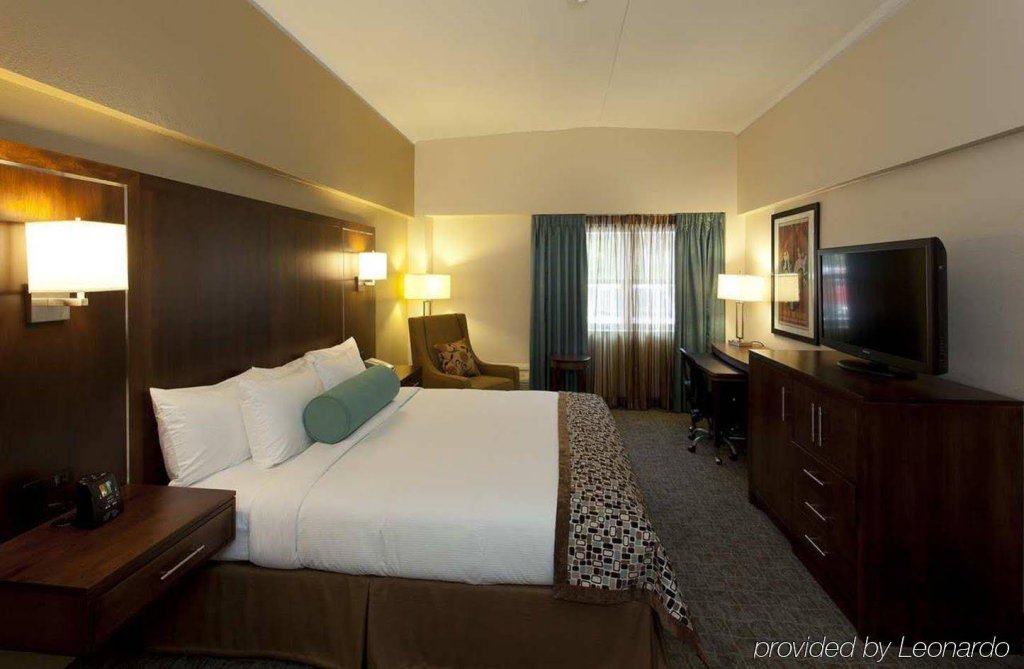 Фото Doubletree by Hilton Cape Cod - Hyannis