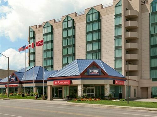 Внешний вид отеля Ramada by Wyndham Niagara Falls/Fallsview в Ниагара-Фолсе, фото 5