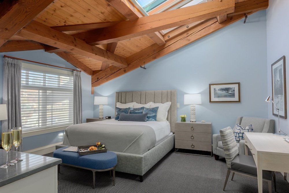 Фото Boston Yacht Haven Inn & Marina