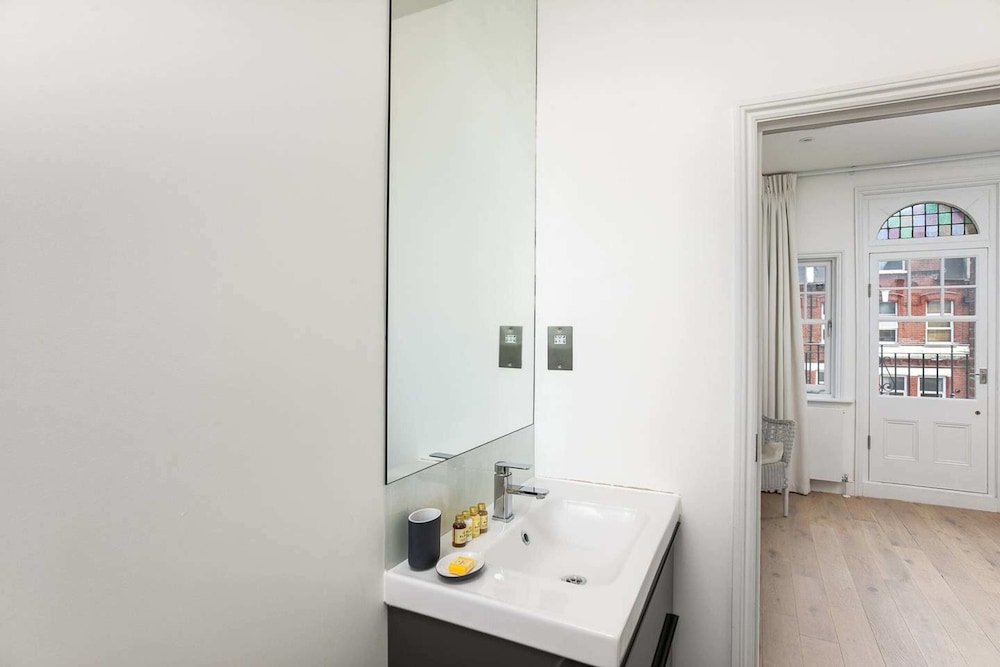 Фото Bright 2br Home in West Kensington, 6 Guests