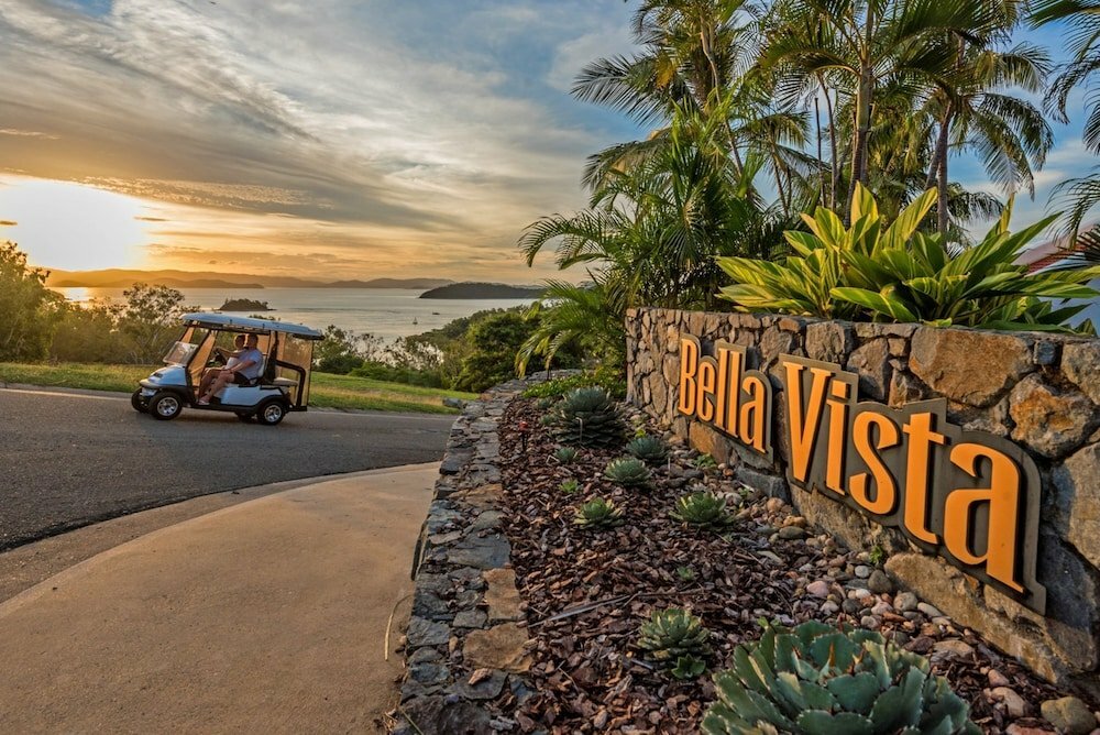 Short-term housing rental Bella Azure Ocean-view Apartment with Golf Buggy, Queensland, photo