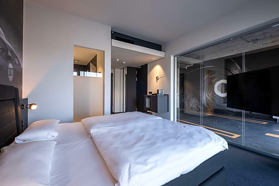 Фото V8 Hotel Köln