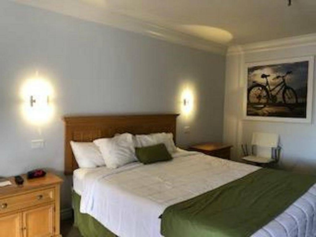 Фото Days Inn by Wyndham Near City Of Hope