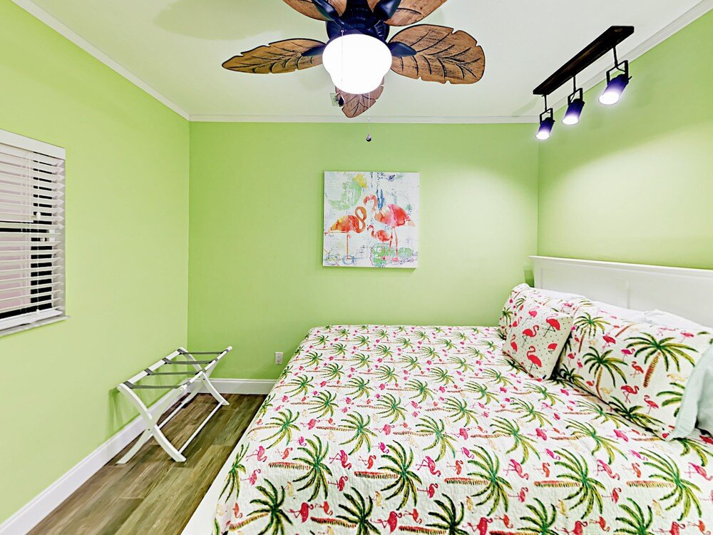 Фото South West 4th - 4 Br Home