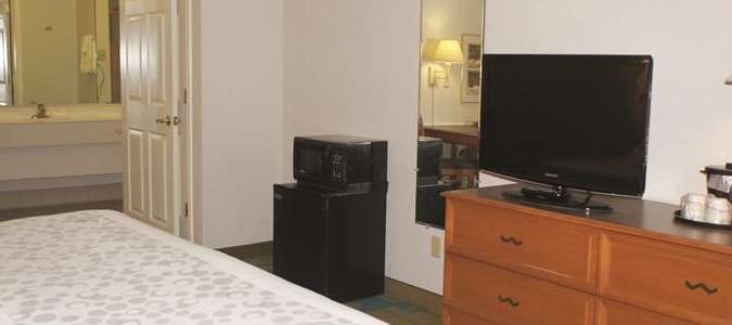 Фото Days Inn by Wyndham San Diego Vista