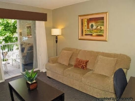 Фото Days Inn by Wyndham Kelowna