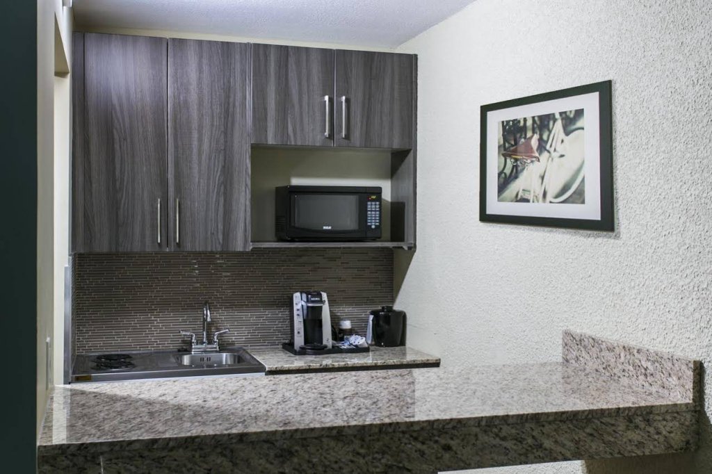 Фото Ramada by Wyndham Edmonton Yellowhead Nw