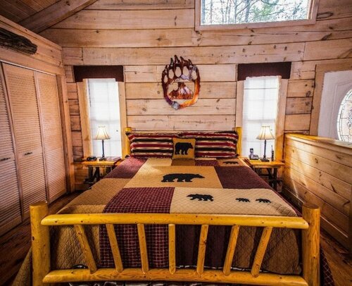 Жильё посуточно Private and Perfect! - hot Tub, King Bed, Fireplace - dog and Motorcycle Friendly Studio Cabin