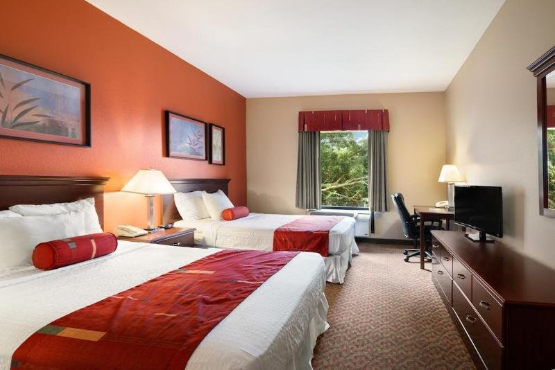 Фото Days Inn & Suites by Wyndham Lakeland