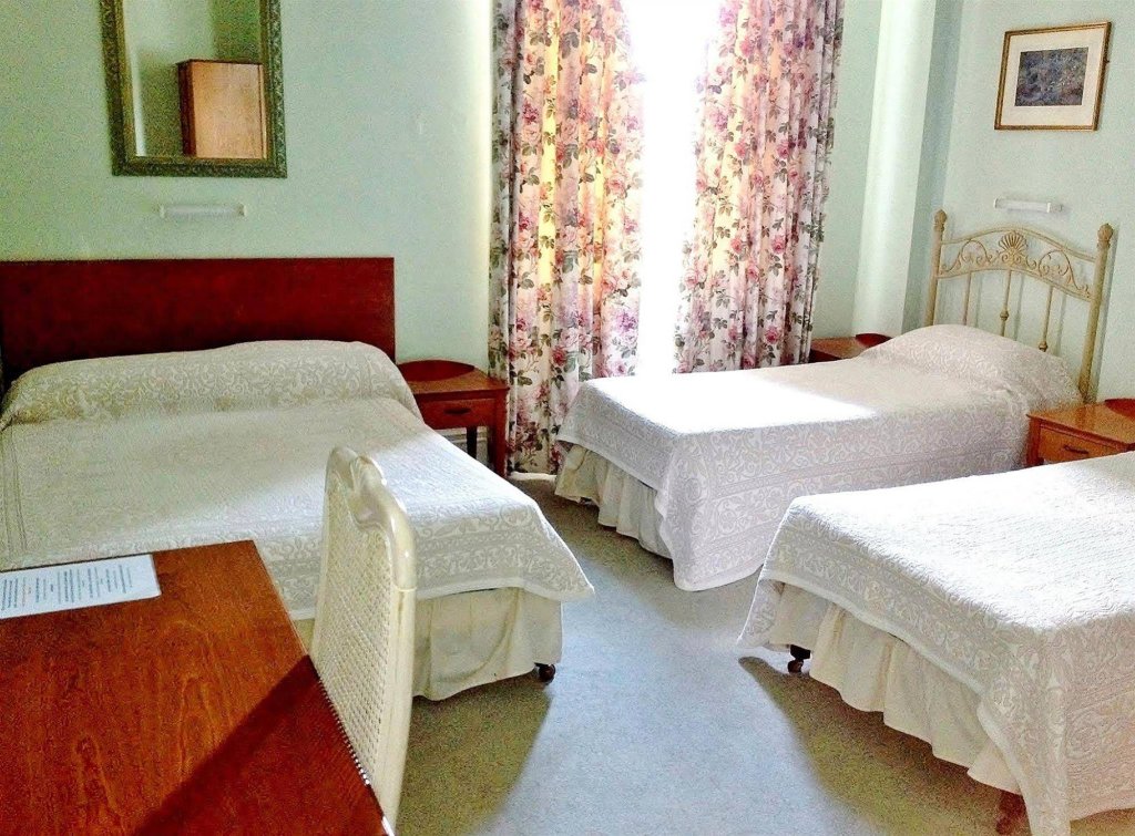 Фото Merlyn Court Hotel