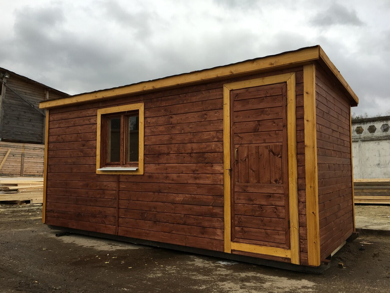 Бытовки с крыльцом дачные со сборкой на участке