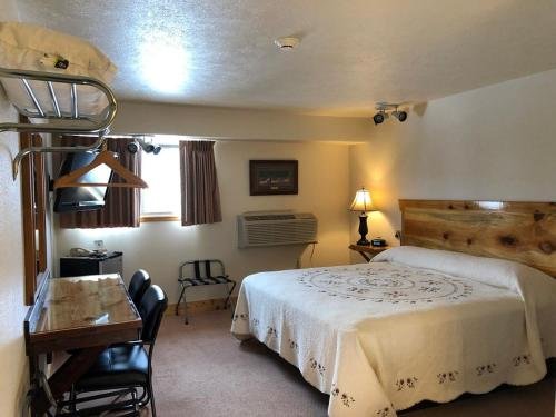 Фото Yellowstone Village Inn and Suites