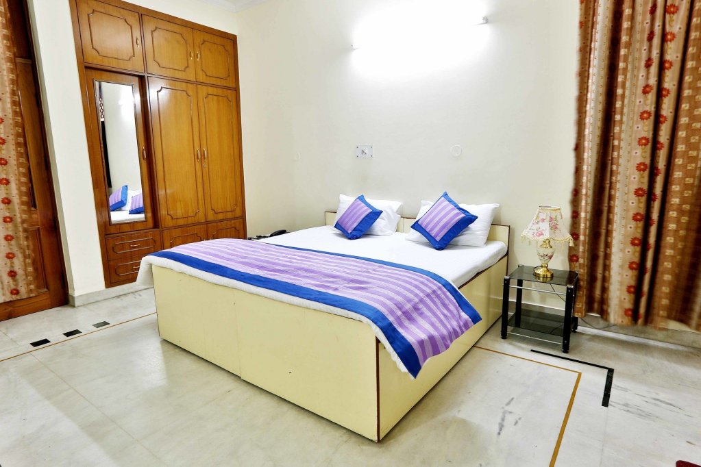 Фото Oyo 402 Hotel Noida Residency