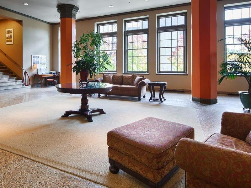 Фото Grand Eastonian Hotel & Suites